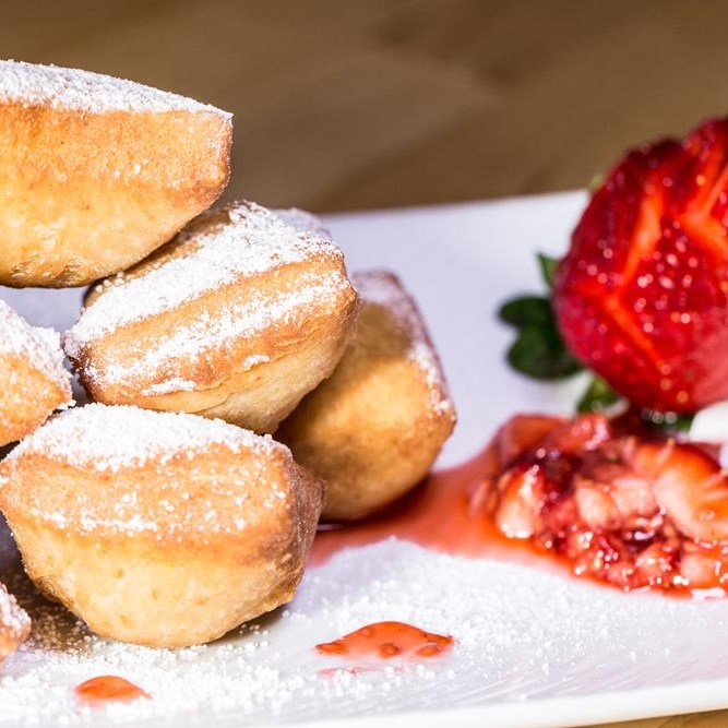 Beignets with powdered sugar (5 pieces)